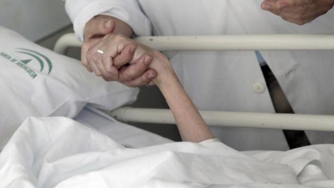 paliativos2-san-lazaro-kzdF–1240×698@abc El doctor Salvador Alegre agarra la mano a Esperanza, paciente de Paliativos