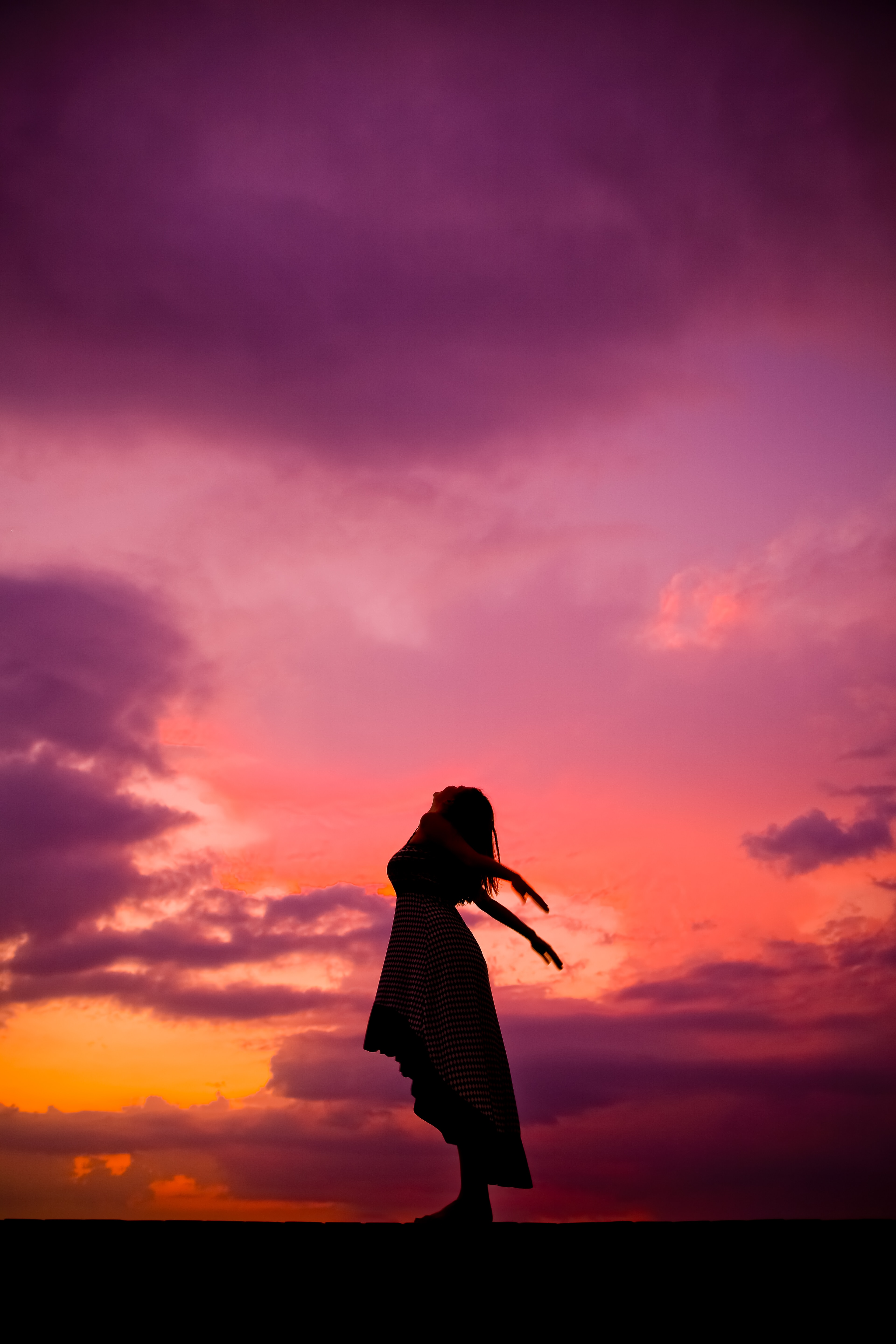 mujer a contraluz mirando al cielo